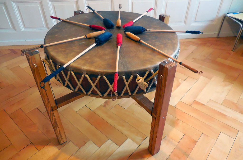 Soirée chamanique avec tambour de pow-wow. Rassembler- Célébrer- Terminer.
